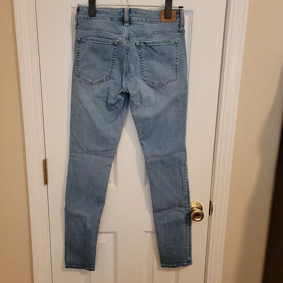 Aero Low Rise Slightly Distressed Light Wash Skinny Jeans Size 4 - Picture 3 of 6